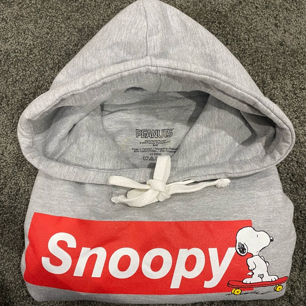 New snoopy skateboard hoodie never used size small!